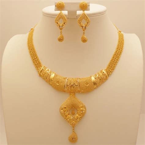 Buy Gold Necklace Online .